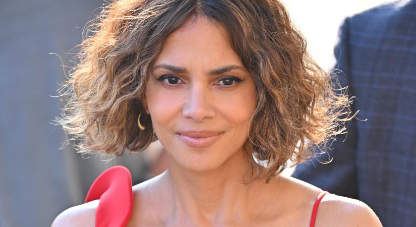 Szőrös hónaljjal szelfizett Halle Berry