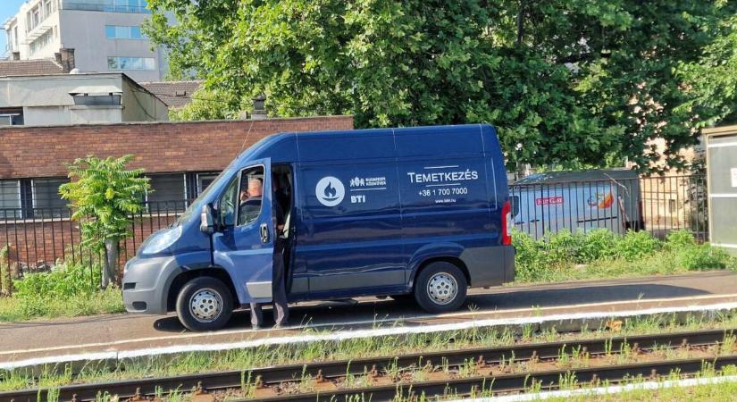 Egy 42 éves férfit gázolt halálra a vonat Albertirsánál, néhány napja egy 76 éves nő ugrott a metró elé