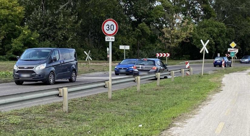 Tengelytörő lyukak, morzsolódó aszfalt a 442-esen, de még van remény