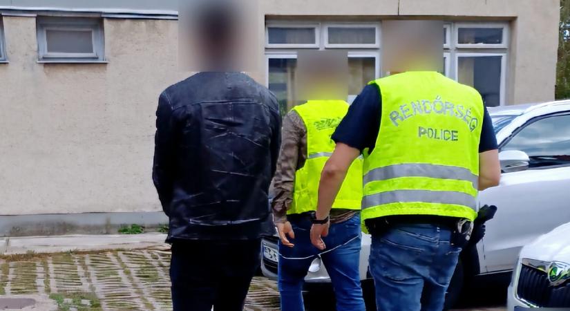 Csehországban elfogták, Debrecenben őrizetbe vették az ukrán csalót – videóval