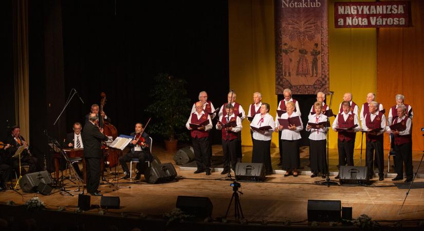 Gálaestet tartott a Tüttő János Nótaklub a HSMK-ban - frissítve!