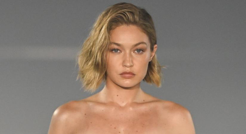 Szigetelőszalagba csavarva vonult a párizsi divathéten Gigi Hadid