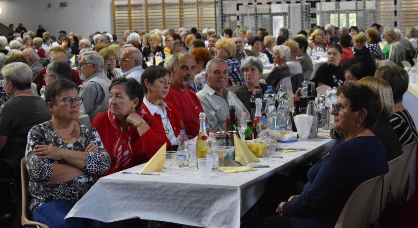 A szépkorúakat köszöntötték Pápán