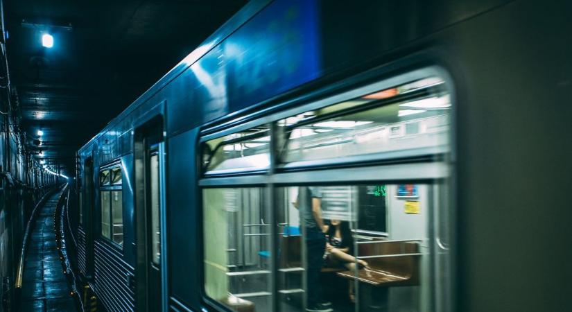 Rendőrök lepték el a metróállomásokat: egy holttest utazott a szerelvényen