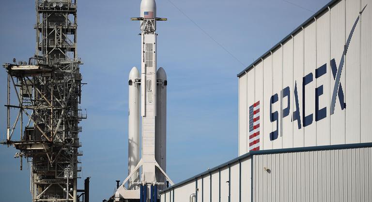 Gond akadt a SpaceX rakétájával, szüneteltetik az újabb kilövéseket