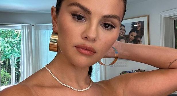 Selena Gomez flörtölő videóban táncol Sabrina Carpenter dalára