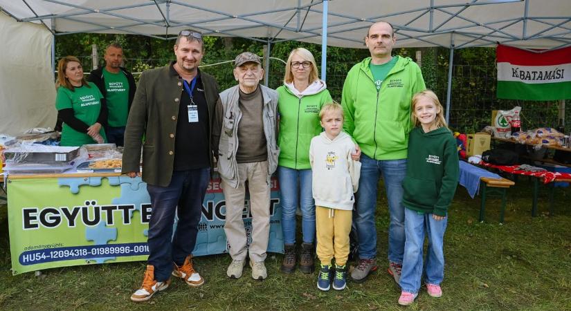 A sarródi kisfiú mellé állt Bodrogi Gyula is: vadászkalapja licitre kerül