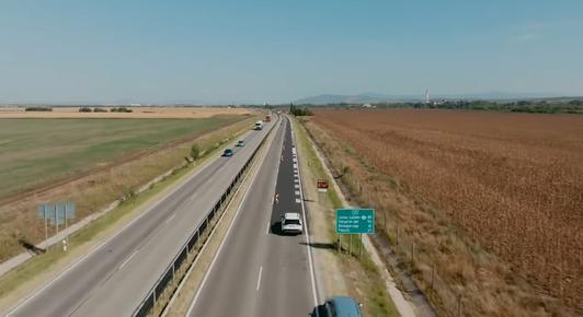 Se veled, se nélküled: a helyi lakosokat megosztja a Nélküledet játszó zenélő út - videó