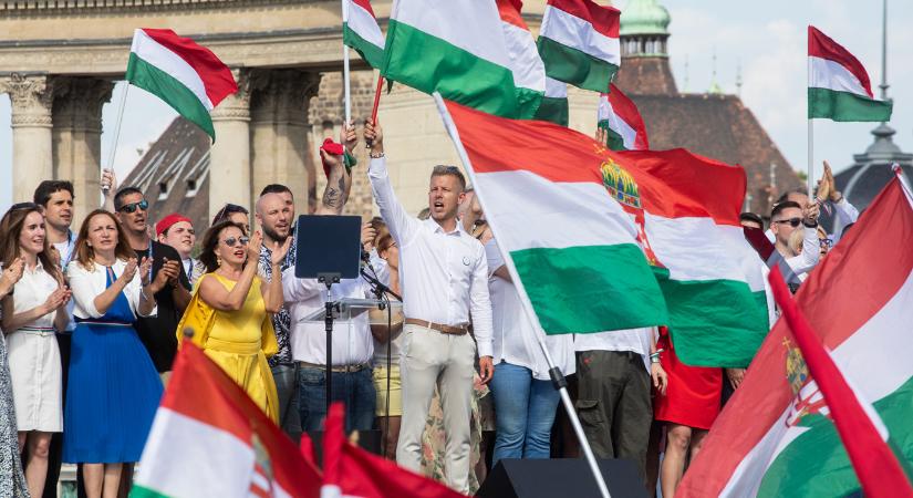 Magyar Péter: A fideszes kokárdázás a kisajátításáról szólt, nekünk nem a megosztás a célunk a lyukas zászlóval