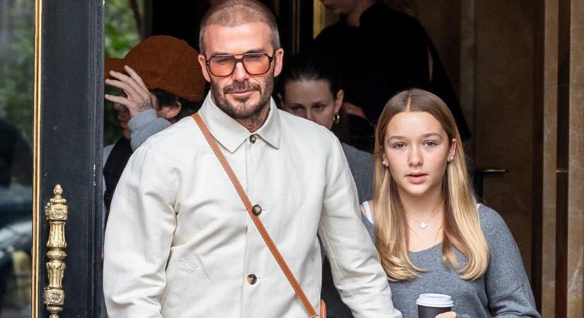 A 13 éves Harper Beckham, David Beckham lánya, csakúgy ragyogott ebben a csodás ruhában a párizsi divathéten