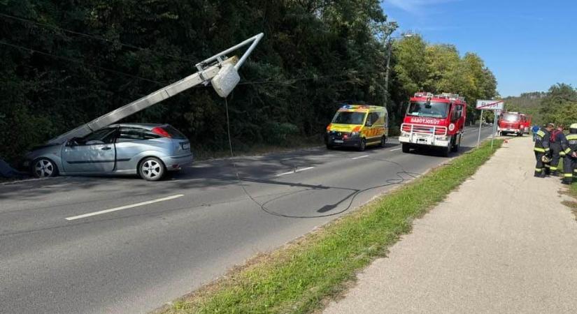 Villanyoszlopot döntött ki kocsijával egy nő Bajóton