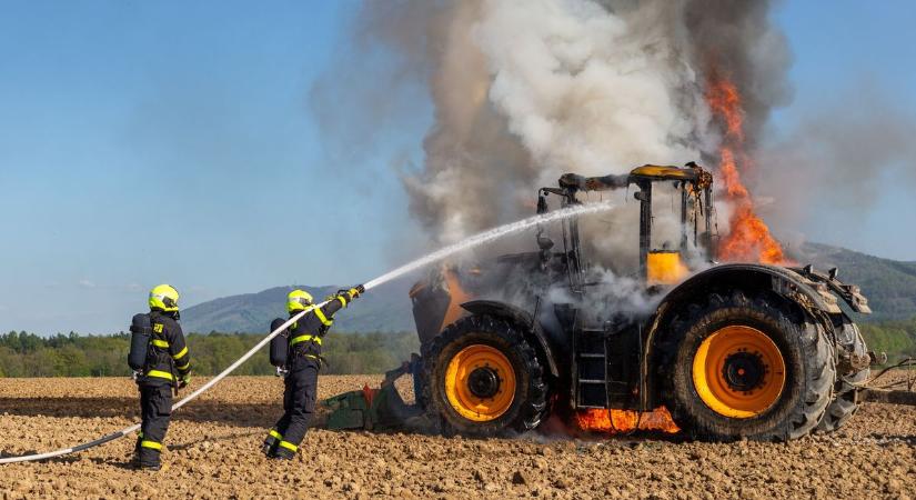 Traktor motortere égett Bódvaszilason