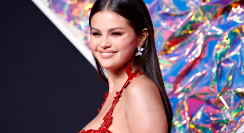 Selena Gomez egyszerű fekete ruhában is a világ legdögösebb nője: őt csodálta mindenki