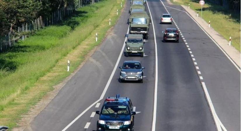 Veszélyes konvoj érkezik az autópályán Tatára, minden autós figyeljen!