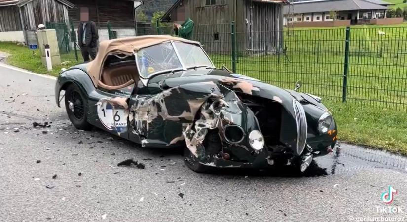 Kellemetlen: 100 milliós oldtimer Jaguart zúzott le egy magyar nő Ausztriában - fotók, videó