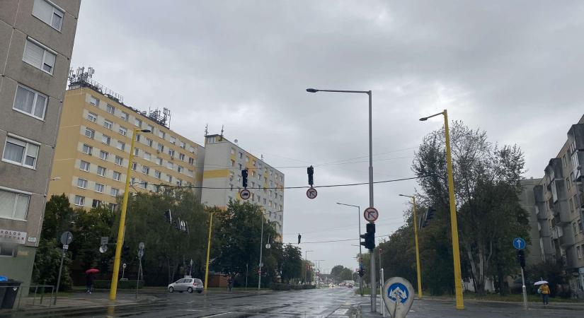 Figyelem! Nem működnek a jelzőlámpák a forgalmas győri kereszteződésben