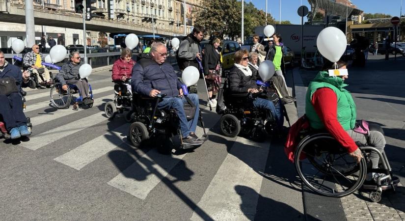 Vegyetek már észre bennünket! Mozgáskorlátozottak akcióztak a Nyugati pályaudvar előtt