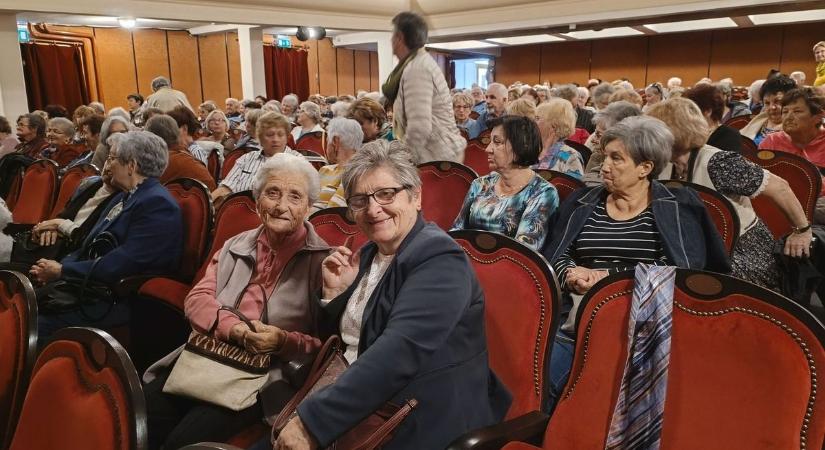 Vidám műsorral köszöntötték a szépkorúakat Baján – galériával