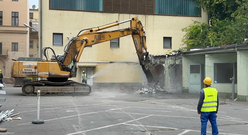 Pázmány Campus: hamarosan elkezdik a bunkerépület vasbeton szerkezetének bontását