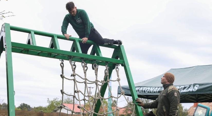 Lézerfutás, távbecslés, mászás volt a feladat