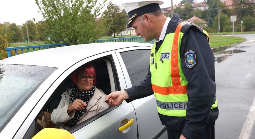 Sok csekket kiosztottak a rendőrök a 67-esen