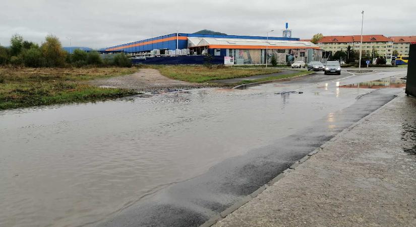 Esőzéskor sok gondot okoz a felgyűlt víz Csíkszeredában a Nagyrét utcai körforgalomban