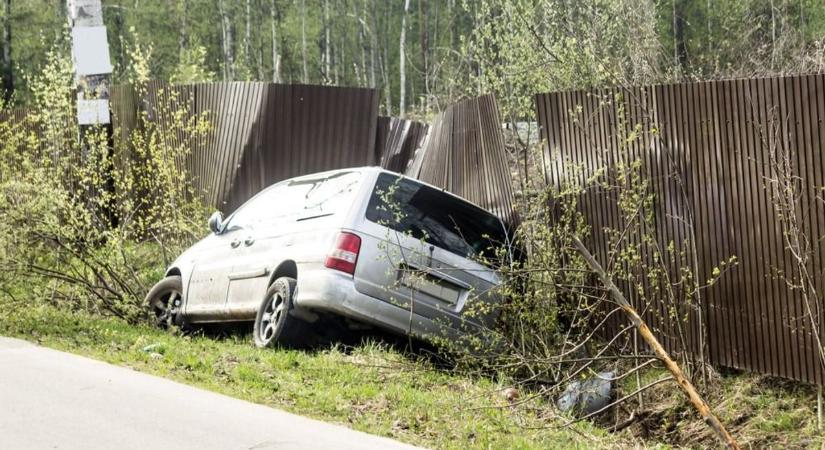 Kerítést döntött ki egy autó Kálon