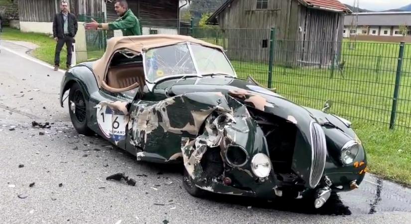 Telefonozó magyar nő zúzott le egy ritka, 76 éves Jaguar XK120-at