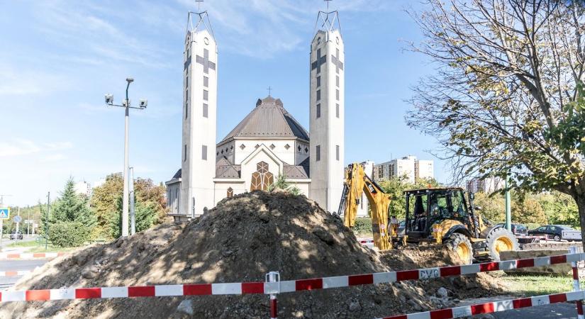 Csőtörés után elkezdődött a csere és a helyreállítás az Apáczai és a Szórád sarkán