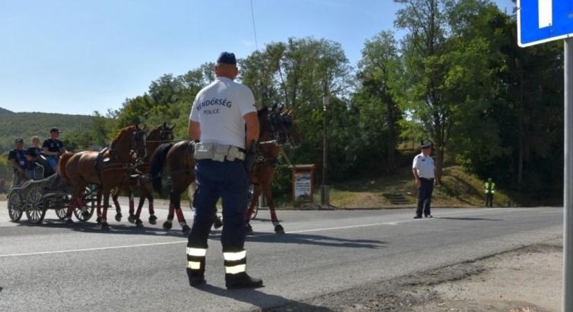 Fokozott figyelemre intik a rendőrök a Nemzeti Vágtára érkezőket