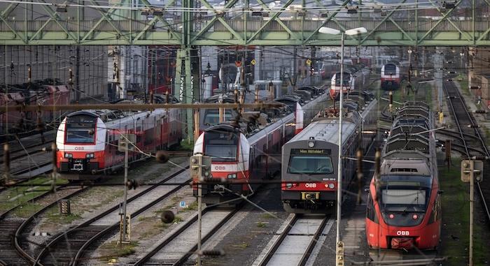 Bombariadó volt több osztrák vasútállomáson