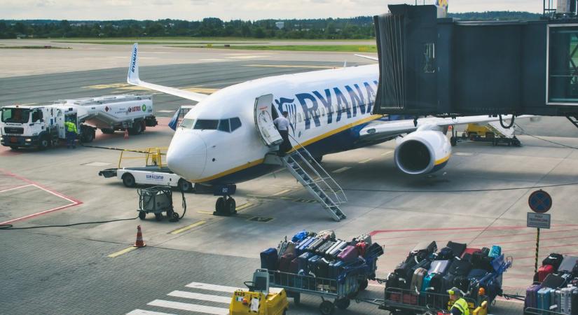 Utasokkal a fedélzetén kigyulladt a Ryanair gépe: közel 190 embert evakuáltak a repülőről - fotók