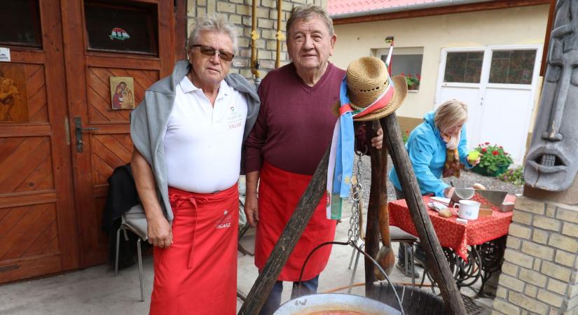 Gulyást kóstolhattak az alkotók, az előadók és vendégeik a Szecsődi Udvarházban – galériával, videóval