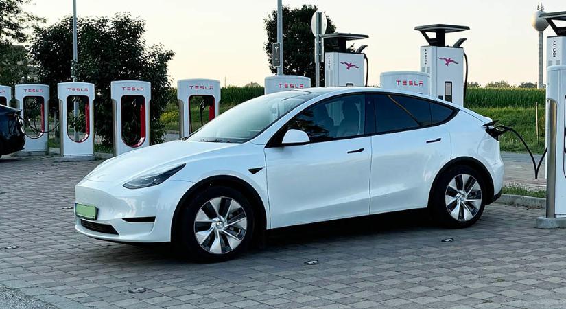 Olyan árazást vezetett be Ausztriában a Tesla a saját töltőhálózatának használatára, hogy kikészültek a Teslások