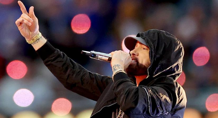 Eminem az új klipjében jelentette be, hogy nagypapa lesz