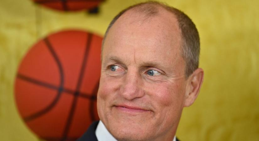 Woody Harrelson saját mémesedett szobrával pózolt a Halászbástyánál