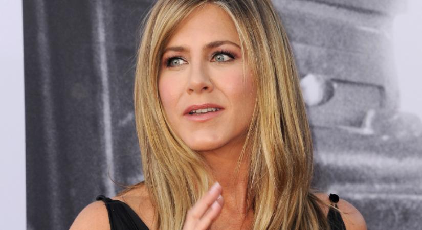 Jennifer Aniston elárulta, tényleg egy tasakban őrzi-e a terapeutája hamvait, sőt ennél szaftosabb pletykákra is reagált