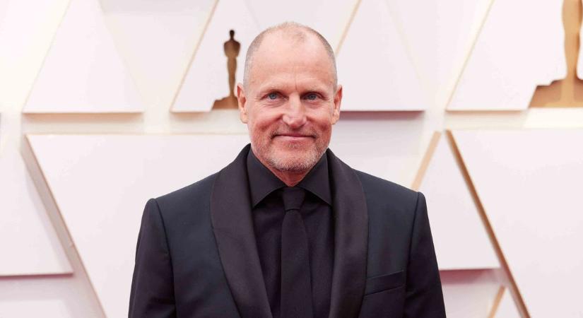 Mint két tojás! Woody Harrelson egy őt ábrázoló szobrot talált a Halászbástyánál - fotó