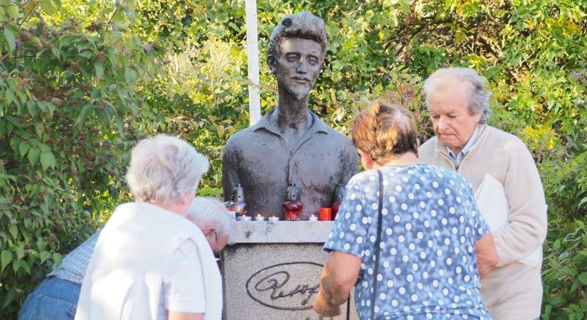 Október 6-i koszorúzás a Petőfi-szobornál