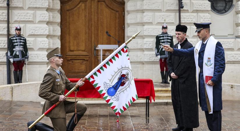 Megáldott alegységzászlót kapott a gróf Nádasdy Ferenc Huszárosztály – videó