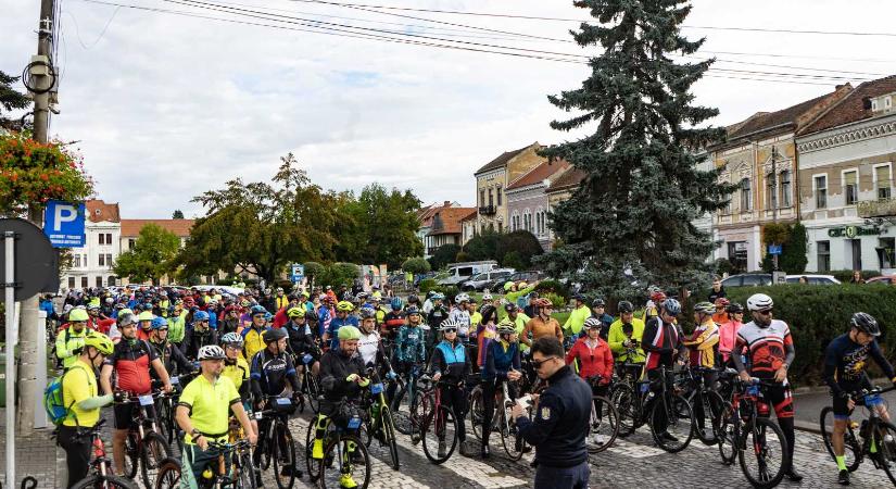 Több száz biciklis indult útnak Kézdivásárhelyről