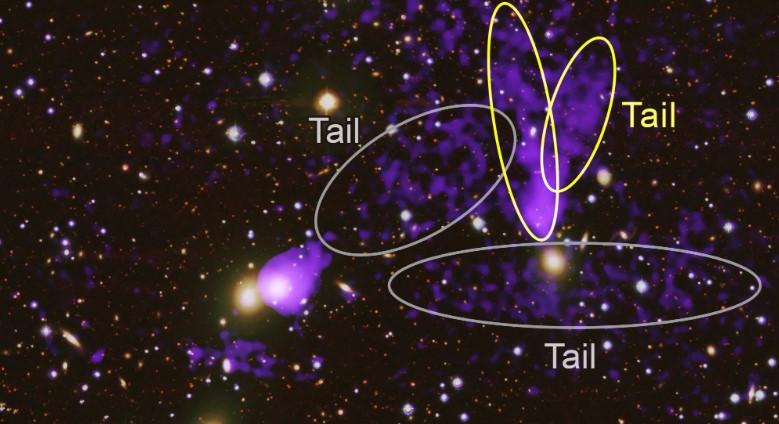 Száguldó galaxisok gázcsóvái keresztezik egymást a Chandra felvételén