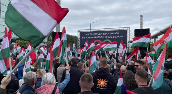 Bejut a köztévé stúdiójába Magyar Péter? Helyszíni tudósítás a demonstrációról