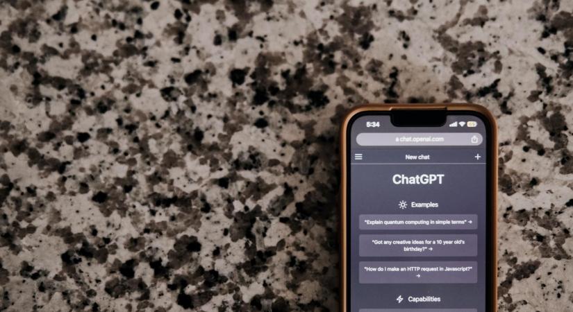 Elkezdődött az iskola, egy hónap alatt durván megugrott a ChatGPT felhasználóinak száma