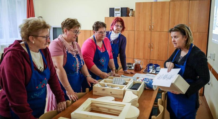 Bútorfestést tanulnak a szandaszőlősiek – galériával