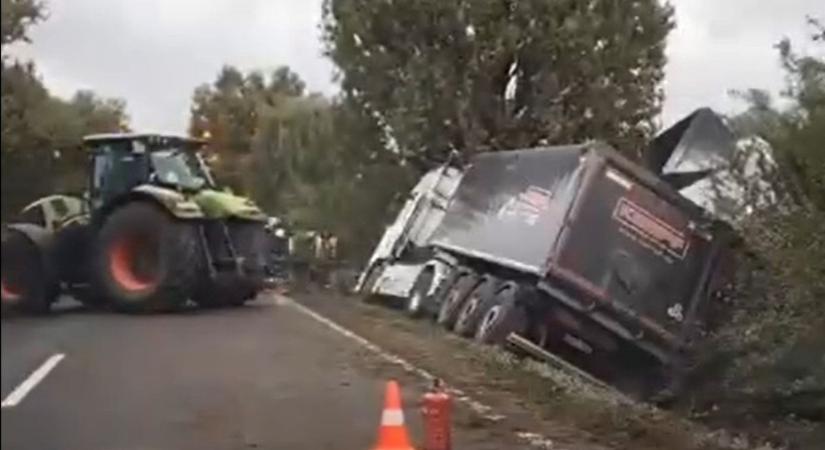 Látványos videón mutatják meg a rendőrök, mekkora munka egy árokba csúszott teherautó kimentése