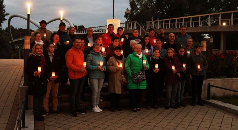 Gyertyagyújtással emlékeztek meg a szervátültetés napjáról Szolnokon – galériával