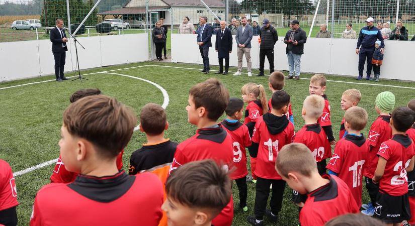 Műfüves pálya: használata minden korosztály számára ingyenes lesz