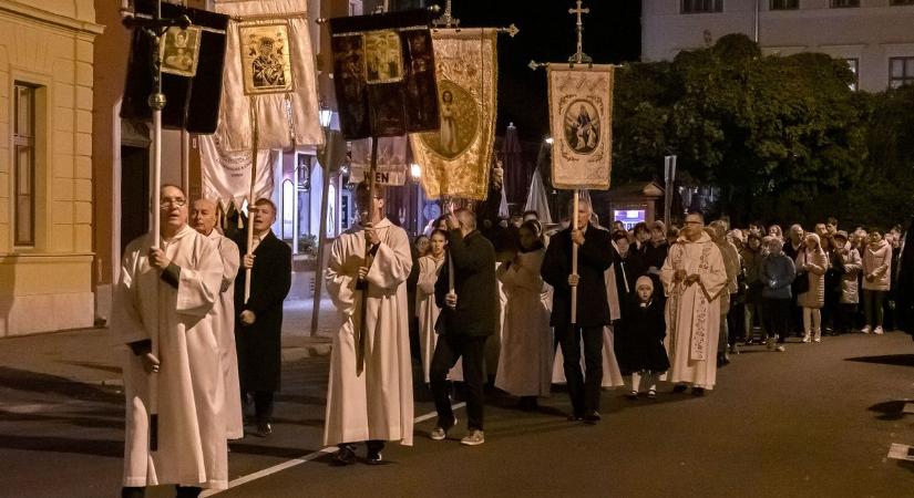 Katolikus ünnep Mária oltalma alatt - Szűz Mária tiszteletére gyűltek össze Sopronban