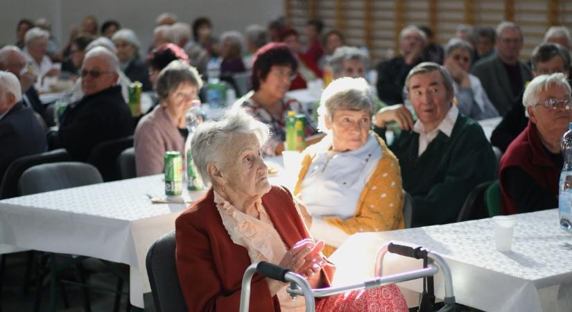 Tokod legidősebb lakóit is köszöntötték az ünnepségen